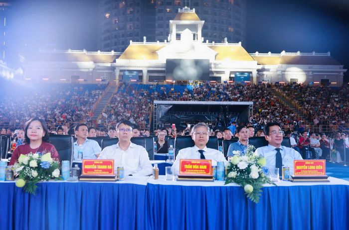Lãnh đạo tỉnh Khánh Hòa dự chương trình.