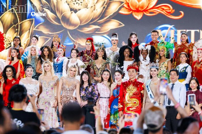 Các thí sinh chụp ảnh lưu niệm cùng Ban tổ chức Miss World 2026 và lãnh đạo tỉnh Khánh Hòa cùng các đại biểu.