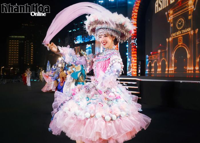 Lê Nguyễn Bảo Ngọc gây ấn tượng với bộ váy lấy cảm hứng từ hình ảnh thiếu nữ Tây Bắc trong điệu múa khèn của đồng bào H'Mông.