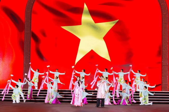 Tiết mục "Strong Việt Nam" mở đầu cho đêm hội.