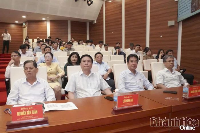 Các đồng chí lãnh đạo tỉnh, nguyên lãnh đạo tỉnh tham dự hội nghị tại điểm cầu Khánh Hòa.