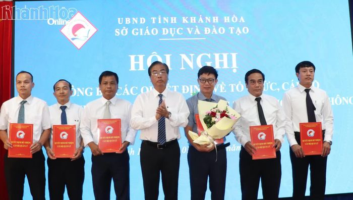 Lãnh đạo Sở Giáo dục và Đào tạo trao quyết định cho Hiệu trưởng, Phó Hiệu trưởng Trường THPT Nguyễn Huệ.