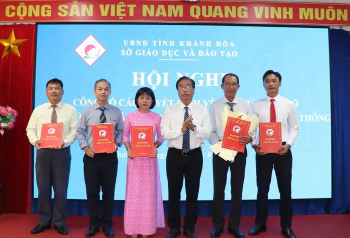 Lãnh đạo Sở Giáo dục và Đào tạo trao quyết định cho Hiệu trưởng, Phó Hiệu trưởng Trường THPT Nguyễn Văn Trỗi.