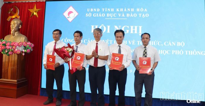 Lãnh đạo Sở Giáo dục và Đào tạo trao quyết định cho Hiệu trưởng, Phó Hiệu trưởng Trường THPT Nguyễn Du - Ninh Sơn.