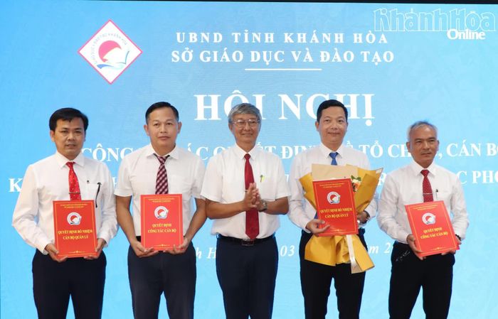 Lãnh đạo Sở Giáo dục và Đào tạo trao quyết định cho Hiệu trưởng, Phó Hiệu trưởng Trường THPT Trần Bình Trọng.
