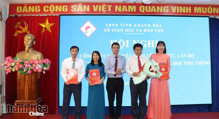 Lãnh đạo Sở Giáo dục và Đào tạo trao quyết định cho Hiệu trưởng, Phó Hiệu trưởng Trường THPT Chu Văn An.