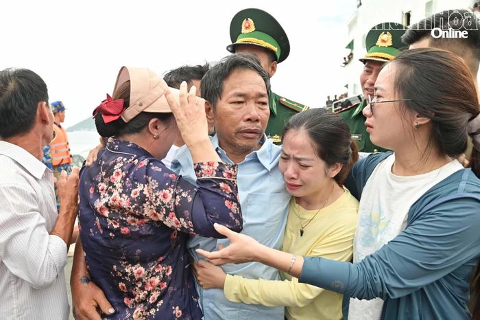 Người thân xúc động khi được đón ông Huỳnh Tuấn trở về.