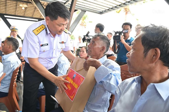 Đại tá Bùi Xuân Bình tặng quà, động viên ngư dân.