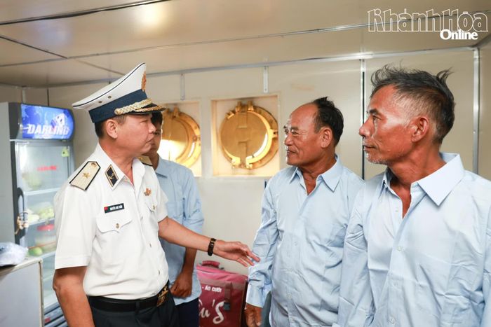 Chuẩn Đô đốc Nguyễn Anh Tuấn thăm hỏi, động viên ngư dân.