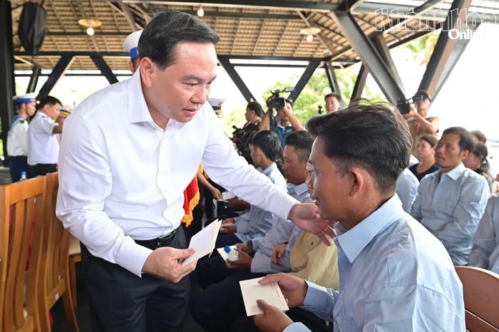 Phó Bí thư Thường trực Tỉnh ủy Hồ Xuân Trường tặng quà ngư dân bị nạn.
