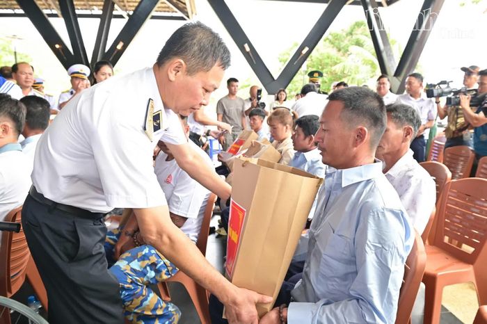 Chuẩn Đô đốc Nguyễn Anh Tuấn tặng quà ngư dân Ngô Công Viên.