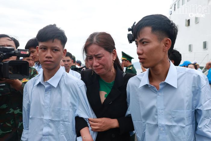 Bà Nguyễn Thị Hoàng Hoanh vui mừng đón 2 con trai thoát nạn trở về.