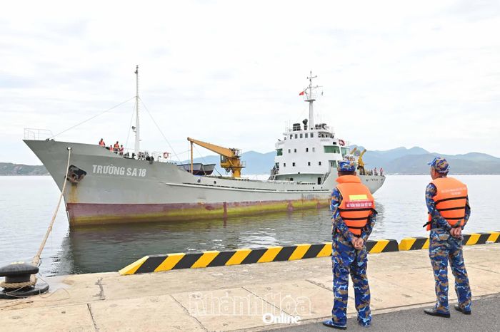 Tàu Trường Sa 18 cập cảng, đưa ngư dân về đất liền.