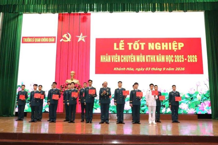 Thiếu tướng Ngô Vĩnh Phúc - Hiệu trưởng Trường Sĩ quan Không quân trao bằng tốt nghiệp cho các học viên giỏi.