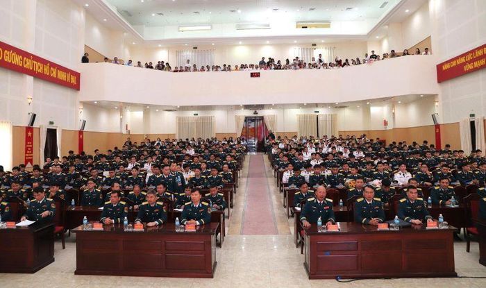 Các đại biểu tham dự lễ tốt nghiệp.