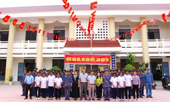 Cán bộ, chiến sĩ hai đơn vị chụp hình lưu niệm với nhà trường.