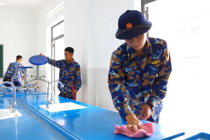 Các chiến sĩ lau dọn khu vực nước uống của học sinh.