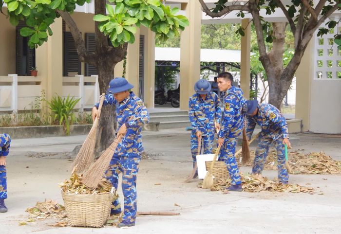 Các chiến sĩ dọn vệ sinh khuôn viên trường.