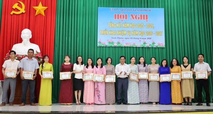 Lãnh đạo UBND xã Ninh Phước trao giấy khen cho các cá nhân