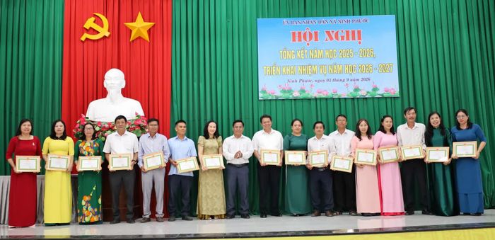 Lãnh đạo UBND xã Ninh Phước trao giấy khen cho các cá nhân.