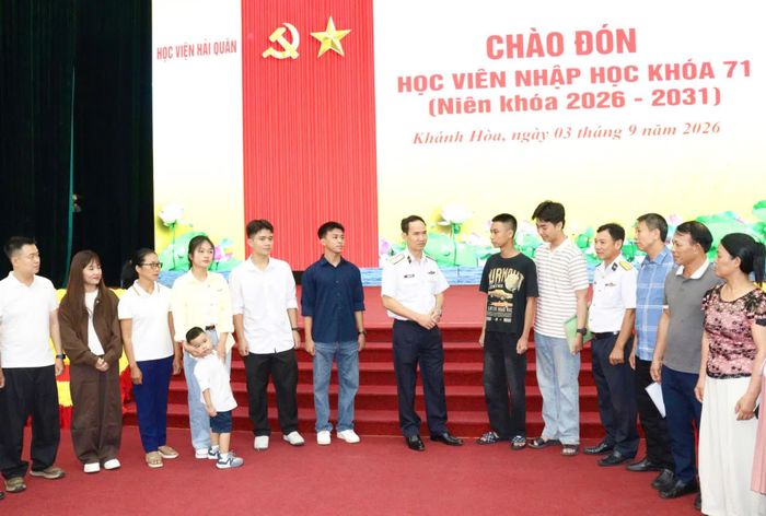 Chuẩn Đô đốc Nguyễn Hữu Thoan - Chính ủy Học viện Hải quân gặp mặt, động viên các tân học viên và chúc mừng các gia đình.