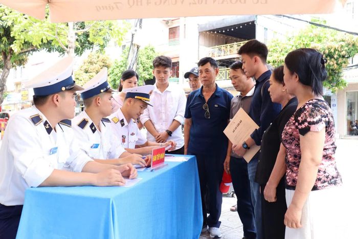 Cán bộ, học viên Học viện Hải quân hướng dẫn học viên khóa 71 nhập học.