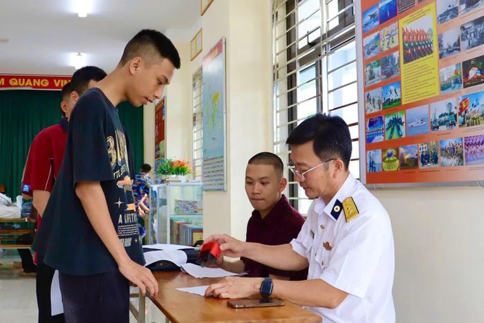 Khám sức khoẻ tuyển sinh học viên nhập học.