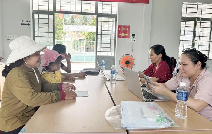Công chức Trung tâm Phục vụ hành chính công xã Thuận Bắc hỗ trợ người dân thôn Phước Kháng thực hiện dịch vụ công trực tuyến trong đợt lưu động tháng 7.