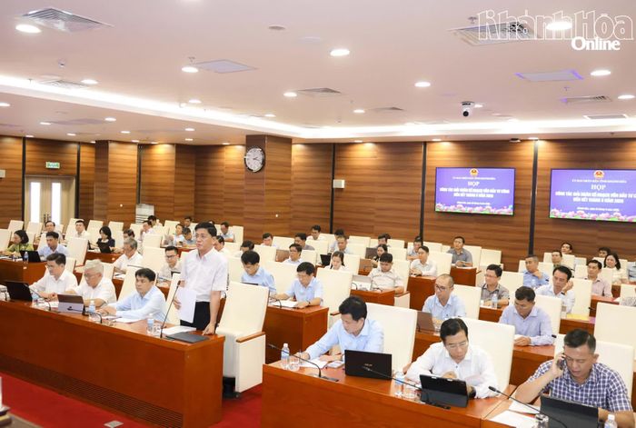 Lãnh đạo Sở Tài chính báo cáo tình hình giải ngân vốn của tỉnh trong 8 tháng.