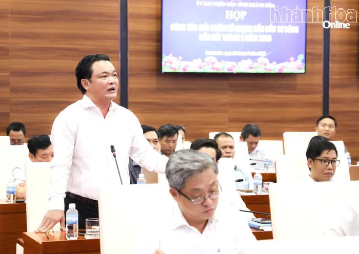 Lãnh đạo phường Đông Ninh Hòa báo cáo tình hình giải ngân vốn ở địa phương.