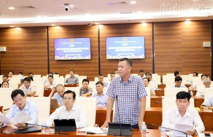 Lãnh đạo Trung tâm Phát triển quỹ đất tỉnh báo cáo công tác giải phóng mặt bằng.
