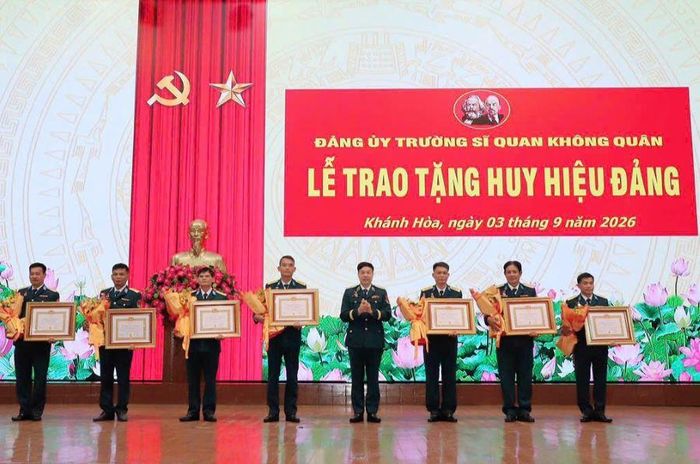 Thiếu tướng Lê Văn Uy - Chính ủy Trường Sĩ quan Không quân trao Huy hiệu 30 năm tuổi Đảng cho các đảng viên.