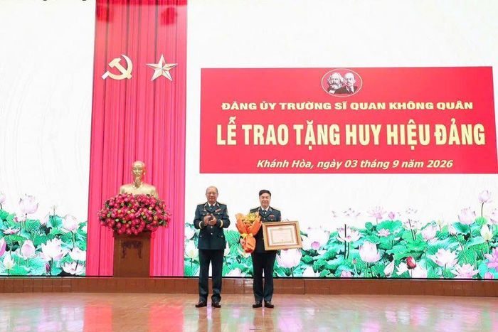 Thiếu tướng Ngô Vĩnh Phúc - Hiệu trưởng Trường Sĩ quan Không quân trao Huy hiệu 30 năm tuổi Đảng cho Thiếu tướng Lê Văn Uy - Chính ủy Trường Sĩ quan Không quân.
