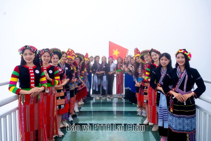 Đoàn thí sinh tham dự Cuộc thi Hoa hậu Việt Nam 2026 tham quan và chụp ảnh lưu niệm tại Khu du lịch Cầu kính Rồng Mây.