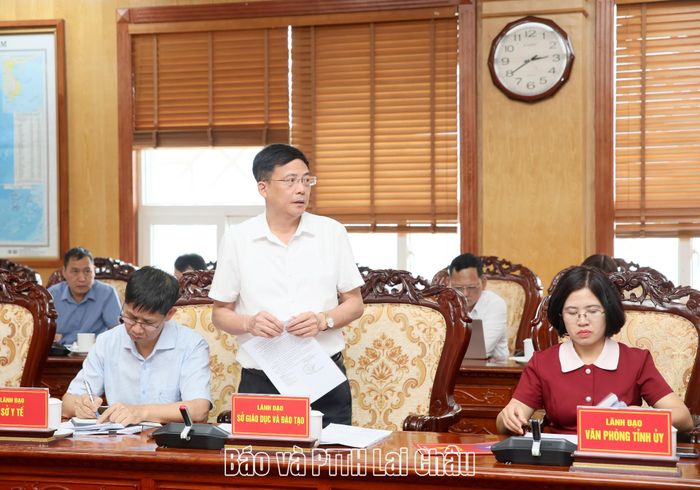 Lãnh đạo Sở Giáo dục và Đào tạo báo cáo công tác chuẩn bị tổ chức Lễ khai giảng năm học mới và khánh thành các trường nội trú tiểu học và THCS tại các xã biên giới. 