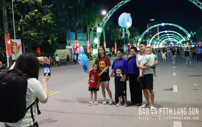 Người dân và du khách chụp ảnh lưu niệm tại Không gian văn hoá đường Hùng Vương, phường Lương Văn Tri