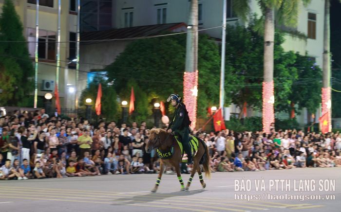 Đông đảo người dân và du khách theo dõi chương trình biểu diễn của chiến sĩ Đoàn Cảnh sát cơ động Kỵ Binh thuộc Bộ Tư lệnh Cảnh sát cơ động (Bộ Công an) tại Không gian văn hoá đường Hùng Vương, phường Lương Văn Tri