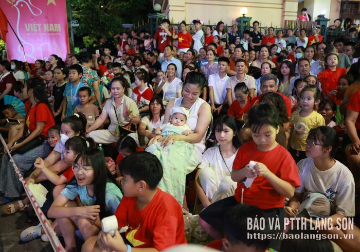 Đông đảo người dân và du khách theo dõi chương trình diễu hành, biểu diễn của Đoàn Quân nhạc và Đoàn Cảnh sát cơ động Kỵ Binh thuộc Bộ Tư lệnh Cảnh sát cơ động (Bộ Công an) tại Không gian văn hoá đường Hùng Vương, phường Lương Văn Tri