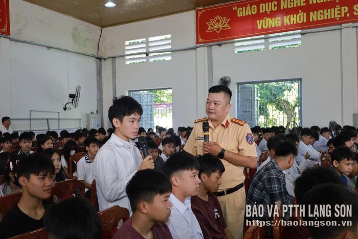 Học sinh Trung tâm GDNN - GDTX Chi Lăng trả lời câu hỏi liên quan đến các quy định về ATGT