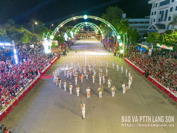 Không chỉ thể hiện khả năng biểu diễn đồng đều qua những giai điệu quân hành, Đoàn Quân nhạc còn tạo ấn tượng với những màn chuyển đổi đội hình, xếp hình đẹp mắt trong quá trình trình diễn. Nhìn từ trên cao, các chiến sĩ di chuyển nhịp nhàng, chính xác, tạo nên những đội hình sinh động giữa Không gian đường Hùng Vương. Sự kết hợp giữa âm nhạc, động tác và nghệ thuật đội hình góp phần làm cho màn trình diễn trở nên hấp dẫn, thu hút sự chú ý của đông đảo người dân theo dõi hai bên tuyến đường.