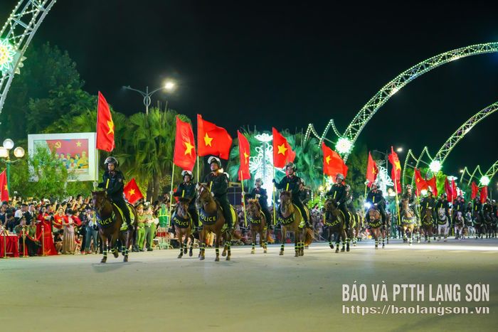 Trong tiếng reo vui và những lá cờ Tổ quốc được vẫy cao hai bên đường, khép lại màn trình diễn đặc biệt là hình ảnh những chiến sĩ trên lưng ngựa cùng lá cờ đỏ sao vàng tạo nên khoảnh khắc giàu cảm xúc, thể hiện khí thế và niềm tự hào trong ngày Tết Độc lập. Màn trình diễn cũng để lại ấn tượng đẹp về người chiến sĩ Công an nhân dân bản lĩnh, chính quy, tinh nhuệ, gần gũi với Nhân dân.