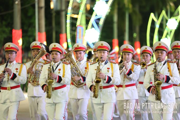 Phía sau màn trình diễn đồng đều, đẹp mắt là sự tập trung, kỷ luật và quá trình luyện tập công phu của mỗi cán bộ, chiến sĩ quân nhạc. Với đôi tay giữ chắc chiếc kèn, người chiến sĩ quân nhạc luôn giữ sự tập trung trong khoảnh khắc trình diễn. Giữa không gian đông người, từng nốt nhạc được vang lên theo nhịp điều hành của đội hình, góp phần tạo nên âm hưởng trang nghiêm cho đêm hội. 