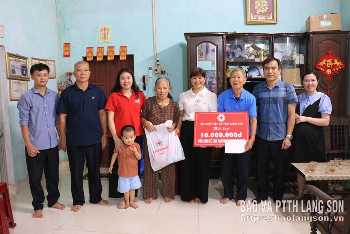 Lãnh đạo Hội Chữ thập đỏ tỉnh trao vốn sinh kế cho gia đình nạn nhân chất độc da cam/dioxin tại xã Yên Phúc