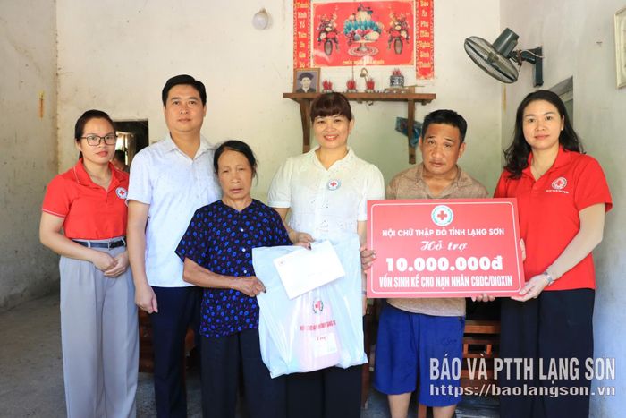 Lãnh đạo Hội Chữ thập đỏ tỉnh trao vốn sinh kế cho gia đình nạn nhân chất độc da cam/dioxin tại xã Khánh Khê