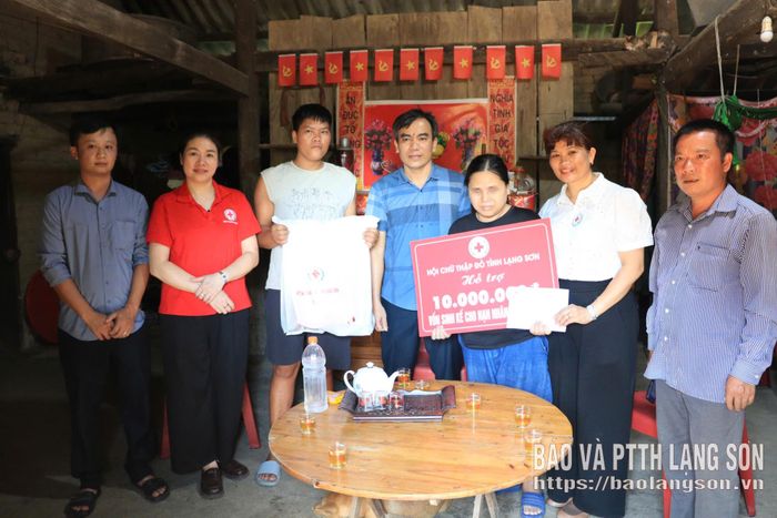Lãnh đạo Hội Chữ thập đỏ tỉnh trao vốn sinh kế cho gia đình nạn nhân chất độc da cam/dioxin tại xã Yên Phúc