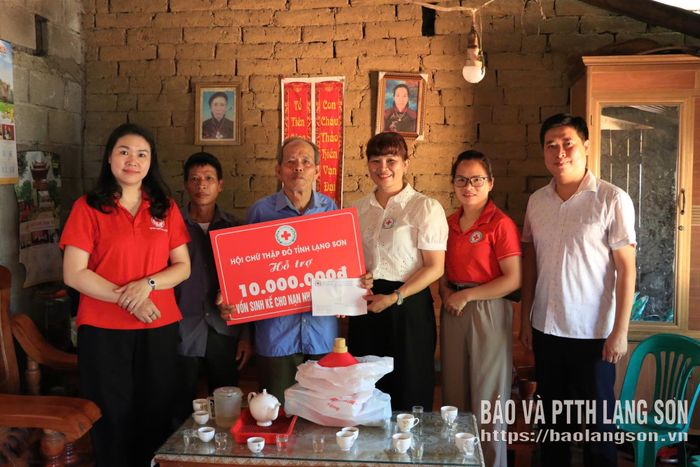 Lãnh đạo Hội Chữ thập đỏ tỉnh trao vốn sinh kế cho gia đình nạn nhân chất độc da cam/dioxin tại xã Khánh Khê