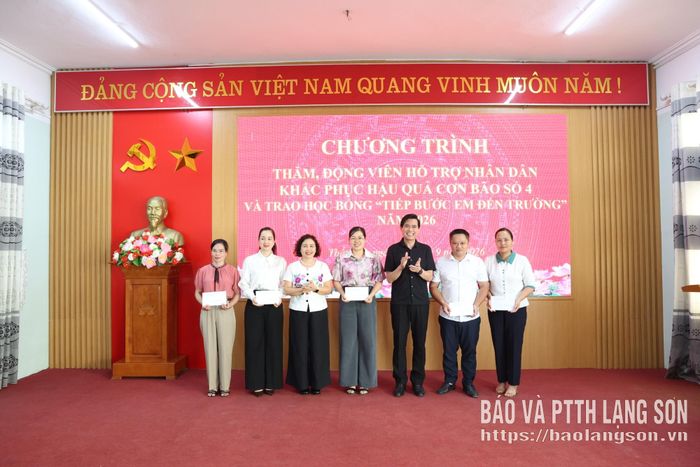 Đồng chí Hoàng Quốc Khánh, Ủy viên Ban Chấp hành Trung ương Đảng, Bí thư Tỉnh ủy và lãnh đạo Hội Khuyến học tỉnh trao học bổng cho đại diện HKH các xã: Quốc Việt, Tràng Định, Kháng Chiến, Đoàn Kết, Tân Tiến