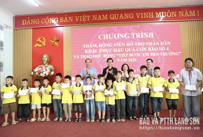Các đại biểu trao học bổng cho các học sinh có hoàn cảnh khó khăn