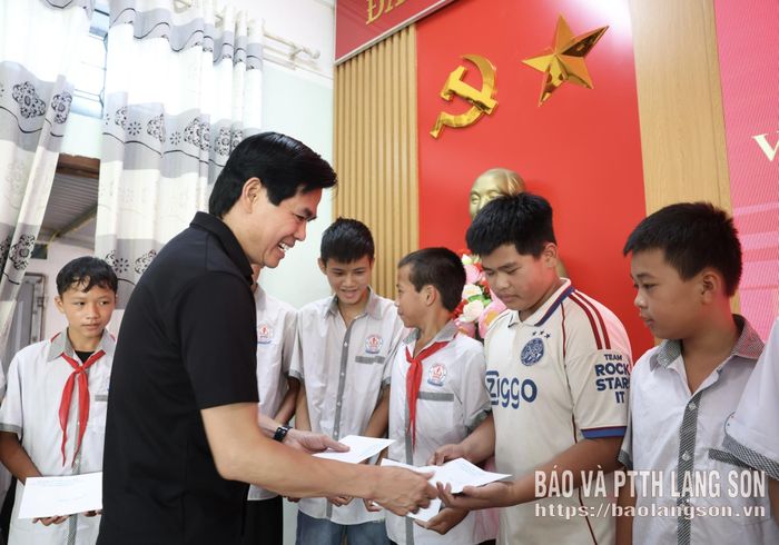 Đồng chí Hoàng Quốc Khánh, Ủy viên Ban Chấp hành Trung ương Đảng, Bí thư Tỉnh ủy trao học bổng cho các học sinh có hoàn cảnh khó khăn