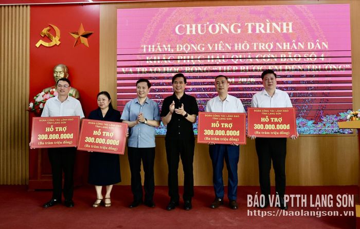Đồng chí Hoàng Quốc Khánh, Ủy viên Ban Chấp hành Trung ương Đảng, Bí thư Tỉnh ủy (thứ 3 từ phải sang) và đồng chí Nguyễn Hoàng Tùng, Ủy viên Ban Thường vụ Tỉnh ủy, Phó Chủ tịch Thường trực Ủy ban MTTQ Việt Nam tỉnh (thứ 4 từ phải sang) trao kinh phí hỗ trợ khắc phục hậu quả cơn bão số 4 cho đại diện các xã: Thất Khê, Tràng Định, Kháng Chiến và Quốc Việt